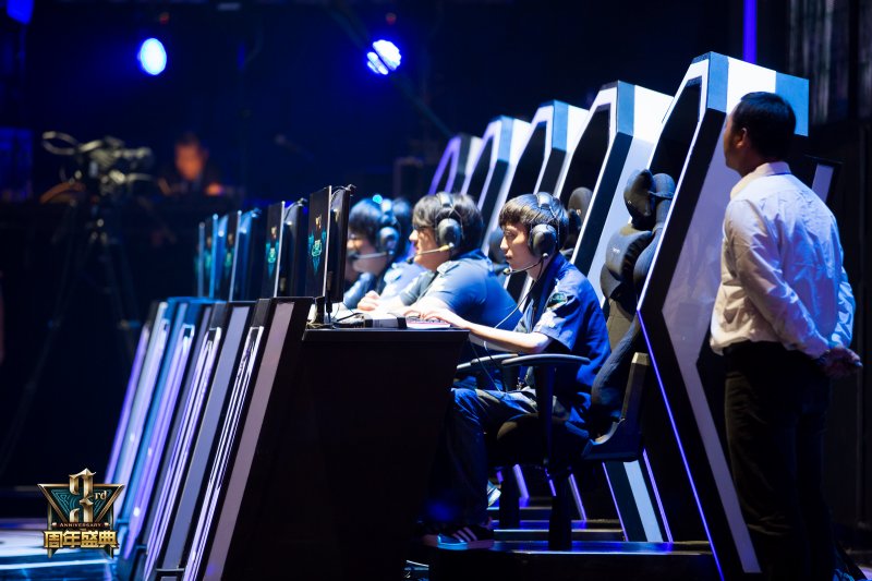 Kanavi 的肥胖Fuyego在中期失误，最终做出了贡献。 Anyone's Legend 冲动地发起了一场团战，被 Top Esports 扳平了比分。