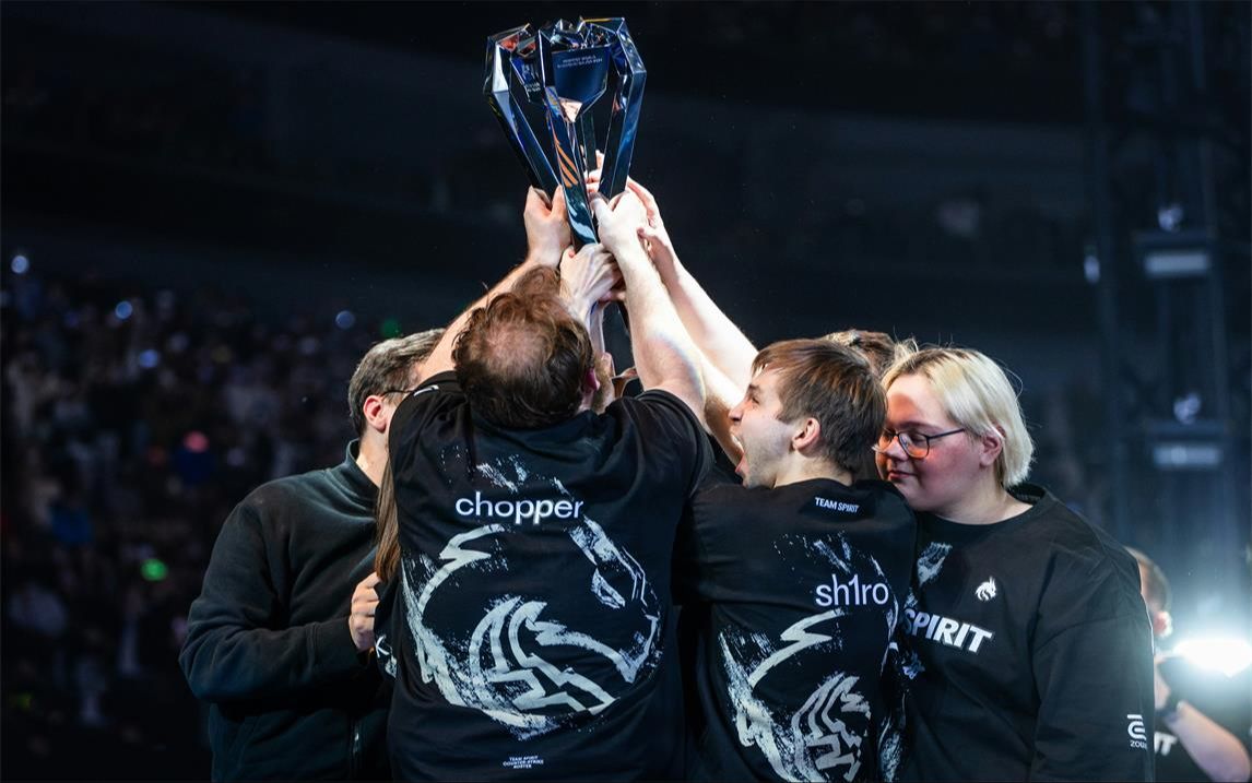 Way 神泰坦在整场比赛中表现出色 Smash 羽毛到处飞舞，赢得了第一场比赛 T1 2-1 KT Rolster